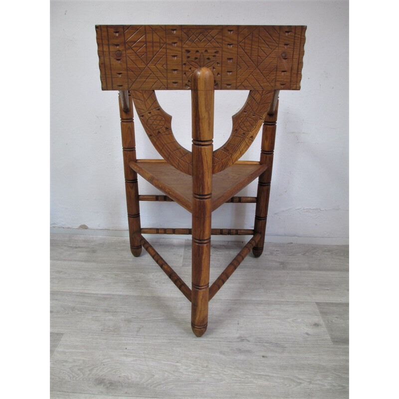 Silla vintage de roble con asiento triangular y rico tallado, 1960