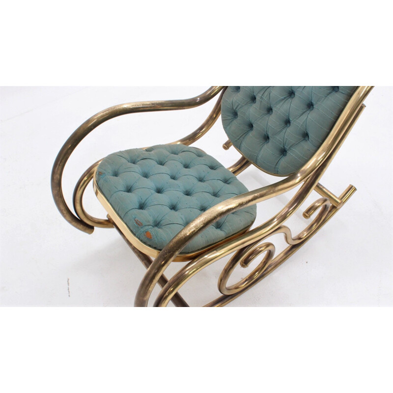 Sedia a dondolo vintage in ottone con imbottitura satinata di Thonet, 1940