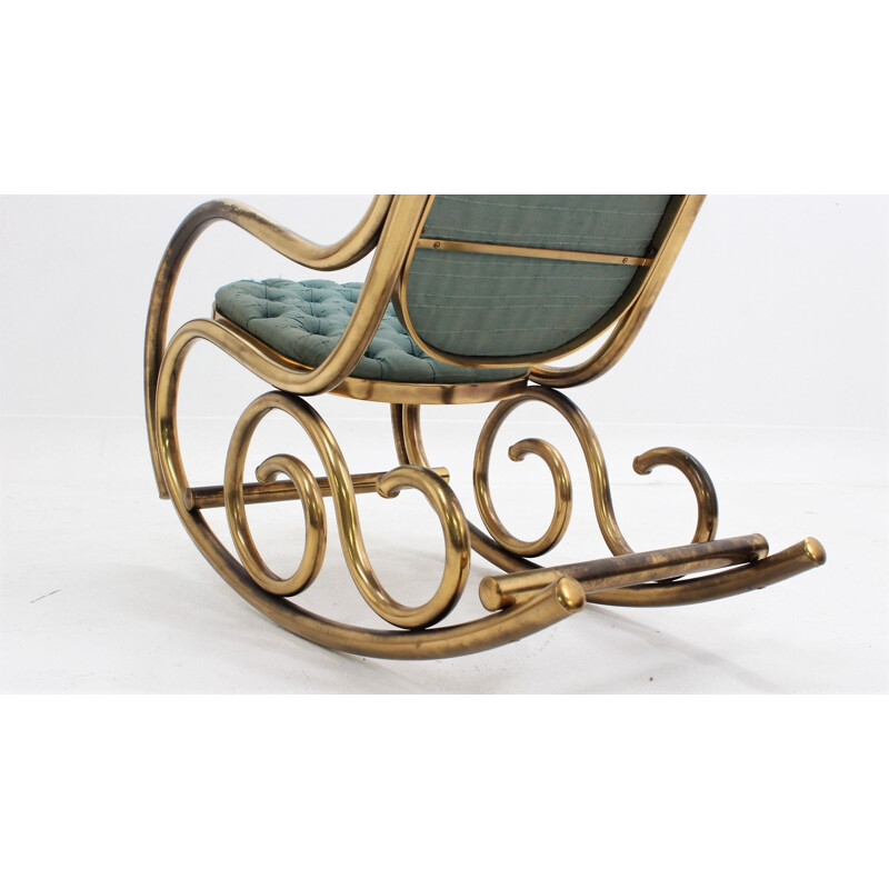 Cadeira de balanço de latão Vintage com estofos em cetim da Thonet, 1940