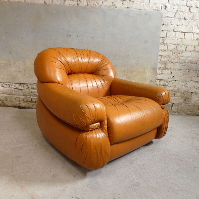 Fauteuil vintage cuir  fauve bandeau tressé latéral 1970