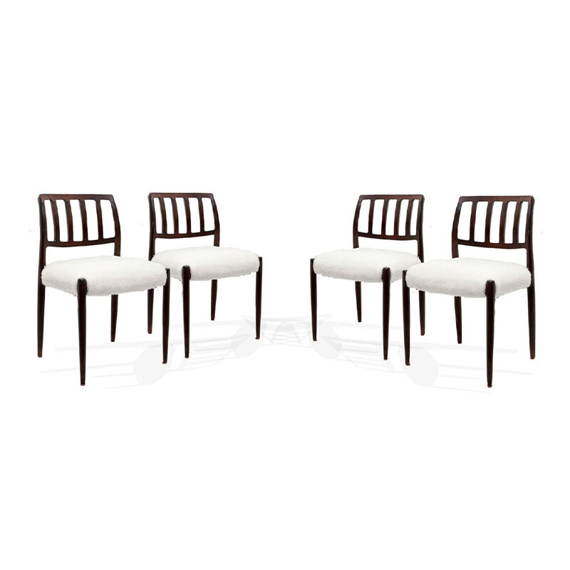 Suite de 4 chaises blanches en teck par Niels O. Moller