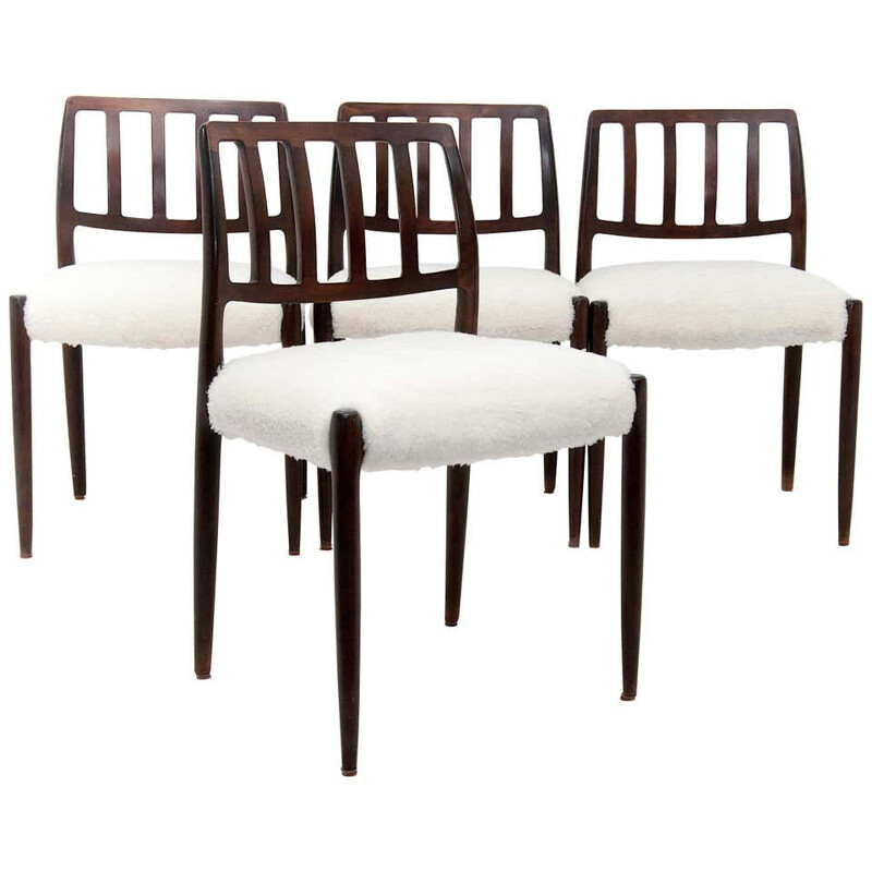 Suite de 4 chaises vintage blanches en teck par Niels O. Moller
