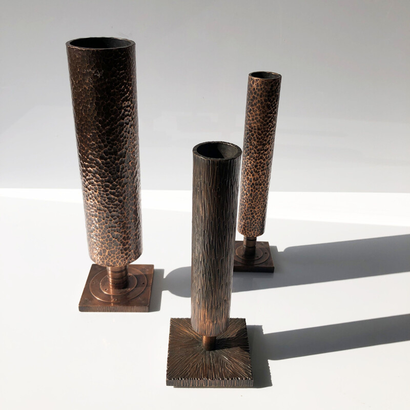 Ensemble de 3 vases vintage soliflores brutalistes en bronze martelé. France 1970