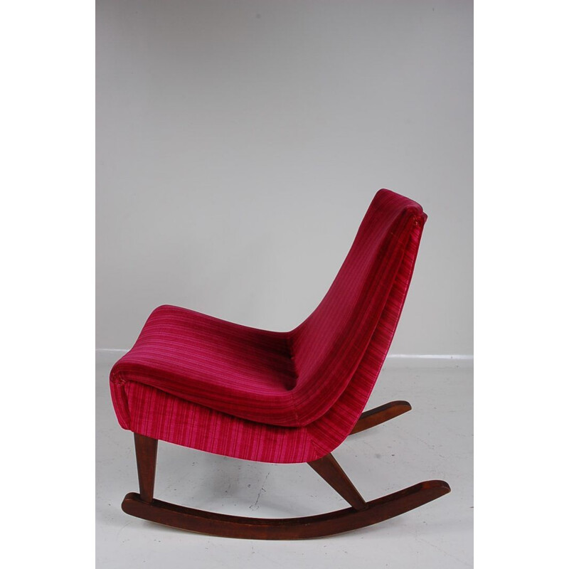 Rocking Chair vintage Avec revêtement en velours rouge et base en bois 1950