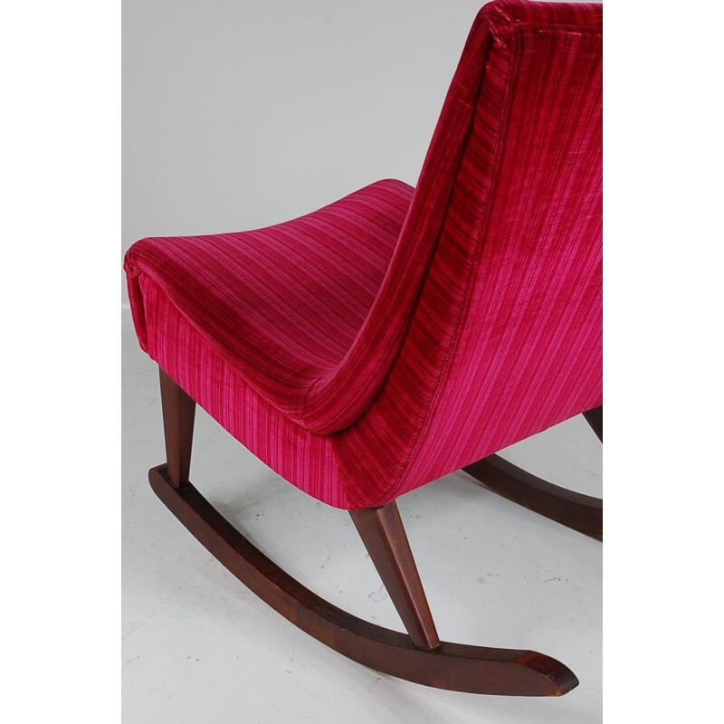 Rocking Chair vintage Avec revêtement en velours rouge et base en bois 1950