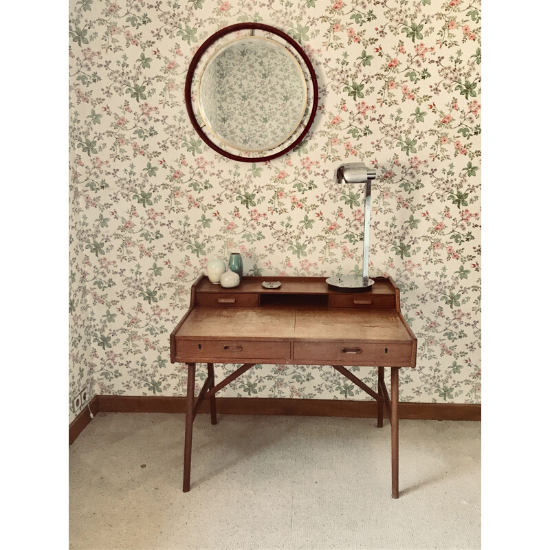 Espejo vintage redondo en madera lacada roja con adornos de latón, 1950