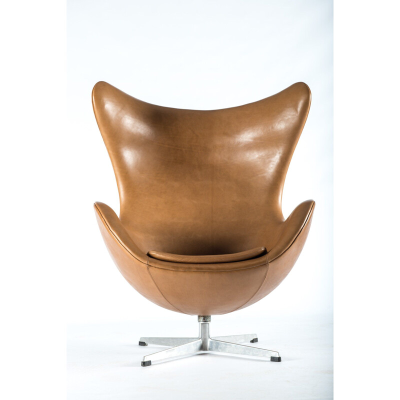 Vintage Egg leather armchair by Arne Jacobsen for Fritz Hansen