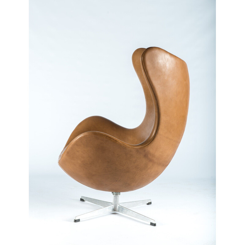 Vintage Egg leather armchair by Arne Jacobsen for Fritz Hansen