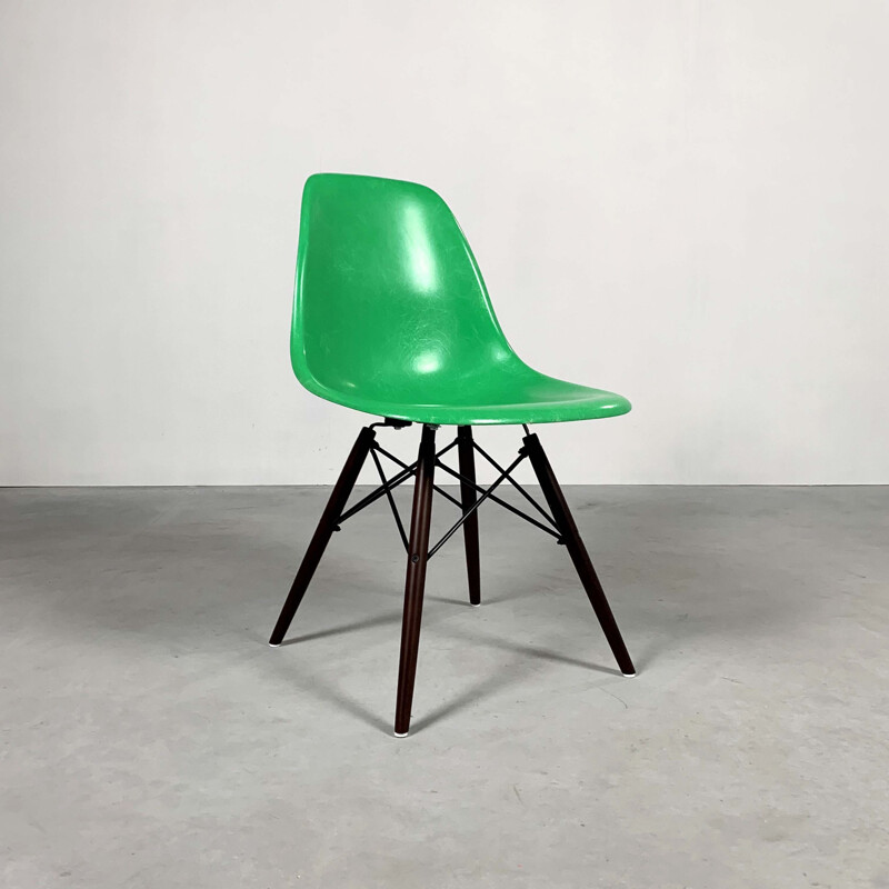 Vintage dining chair Green DSW by Charles and Ray Eames for Herman Miller, 1980