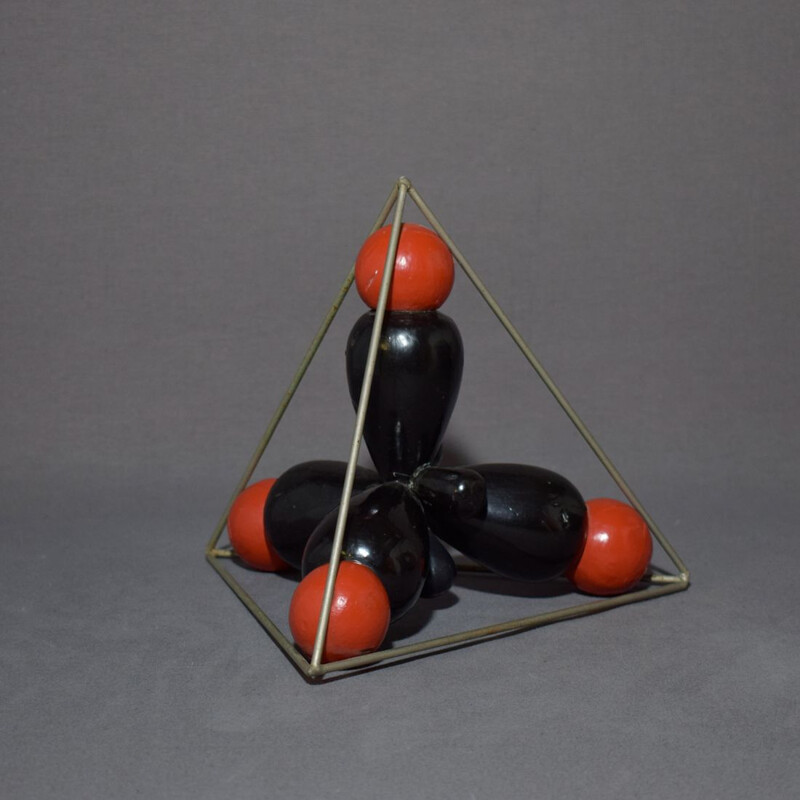 Vintage structure of molecular atom
