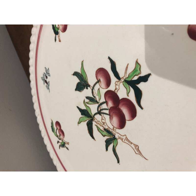 Plato de barro Longwy vintage decorado con cerezas, 1950