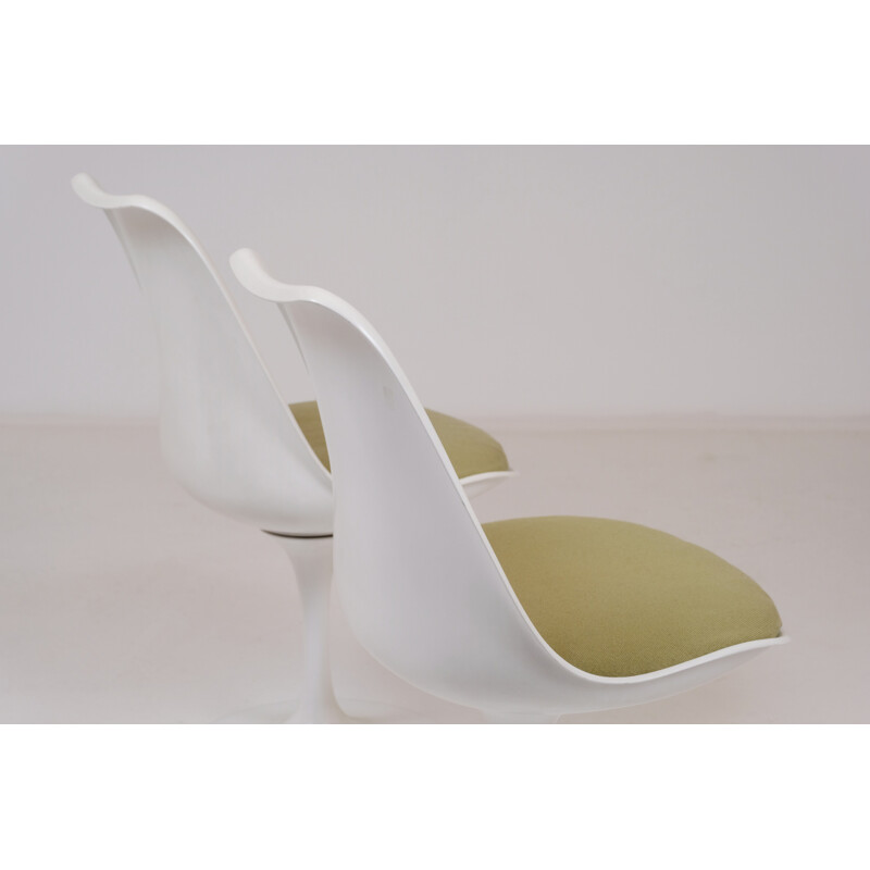 Pair of vintage tulip swivel chairs by Eero Saarinen for Knoll 1980 