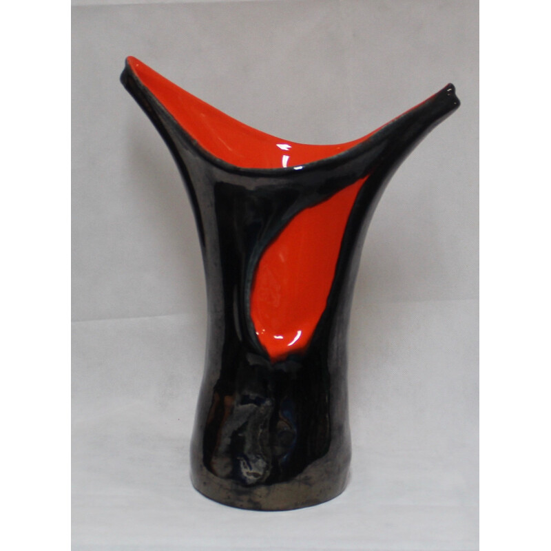 Grand vase de forme libre en céramique orange et noire - 1950