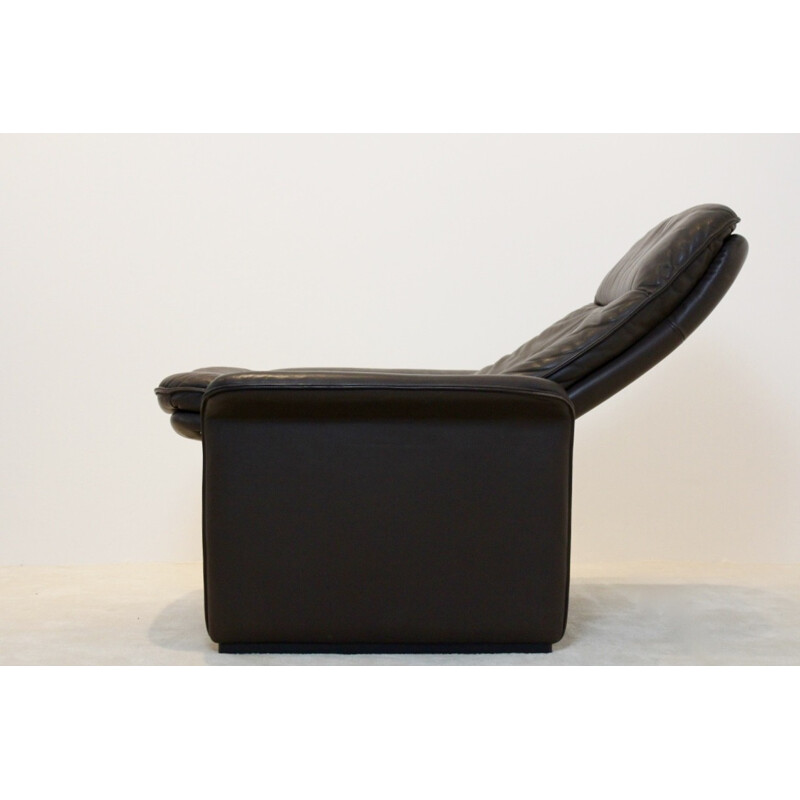 Sedia da salotto De Sede "DS-50" in pelle marrone e relativo pouf - 1970