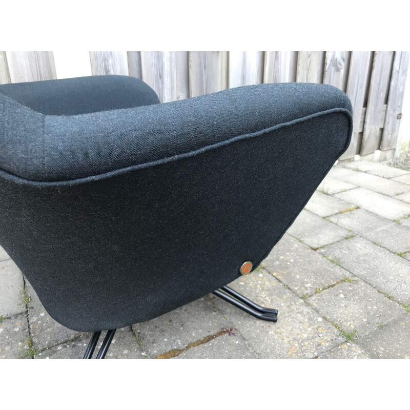 Vintage P32 armchair by Osvaldo Borsani for Tecno SpA 1970s