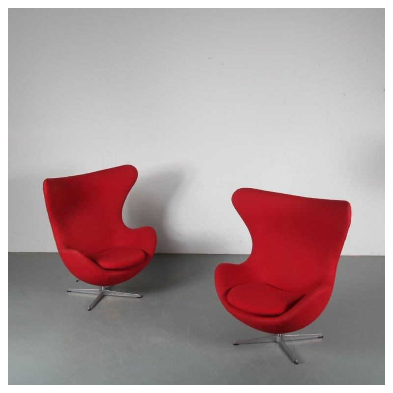 Fauteuil Vintage Egg Chairs en tissu rouge, Arne Jacobsen pour Fritz Hansen 1980
