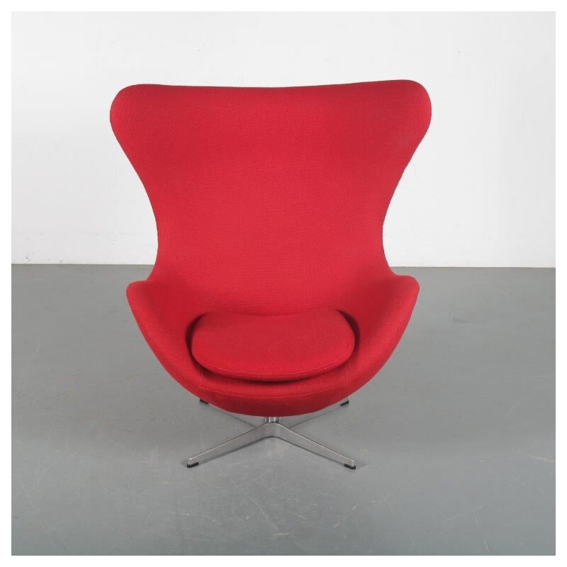 Fauteuil Vintage Egg Chairs en tissu rouge, Arne Jacobsen pour Fritz Hansen 1980