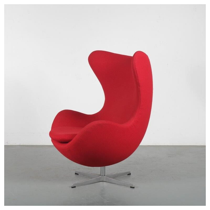 Fauteuil Vintage Egg Chairs en tissu rouge, Arne Jacobsen pour Fritz Hansen 1980