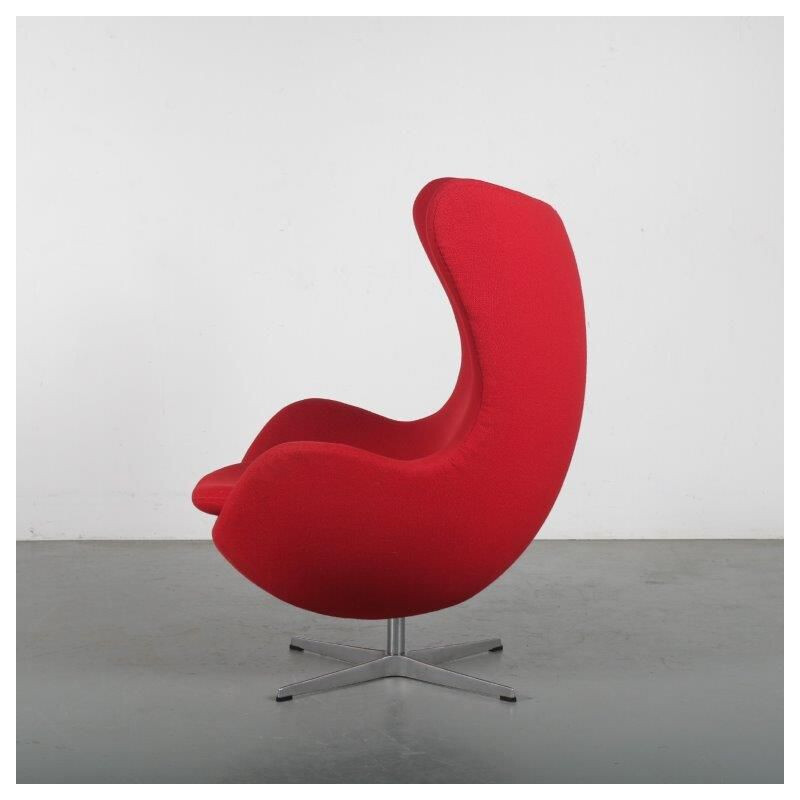 Fauteuil Vintage Egg Chairs en tissu rouge, Arne Jacobsen pour Fritz Hansen 1980