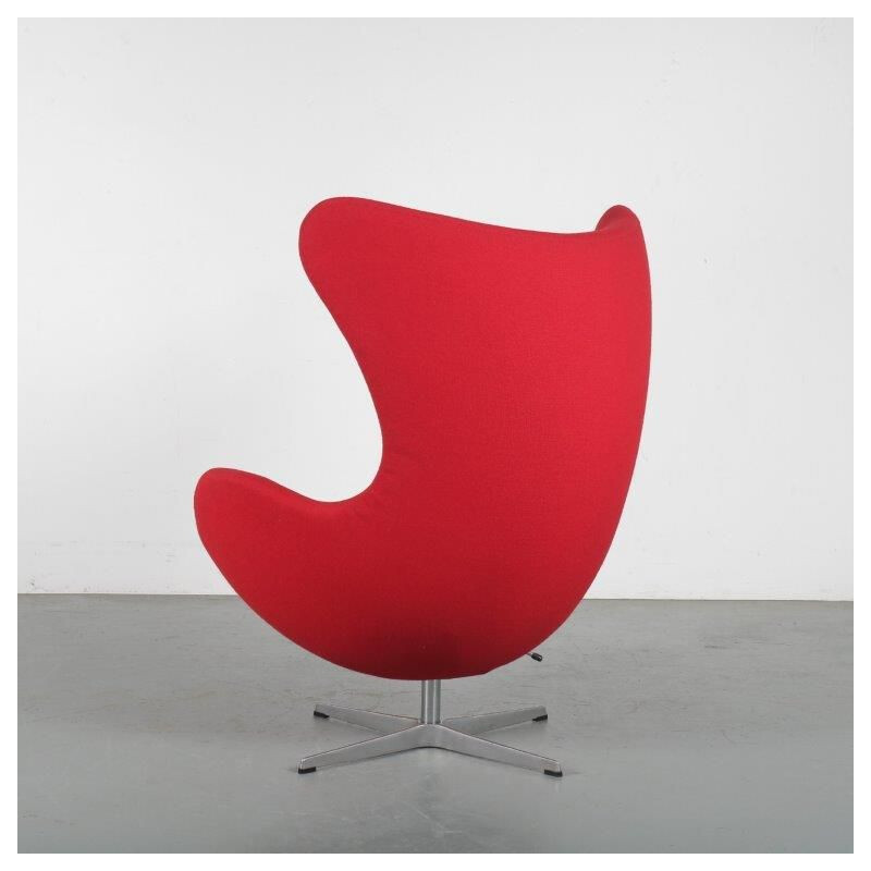 Fauteuil Vintage Egg Chairs en tissu rouge, Arne Jacobsen pour Fritz Hansen 1980