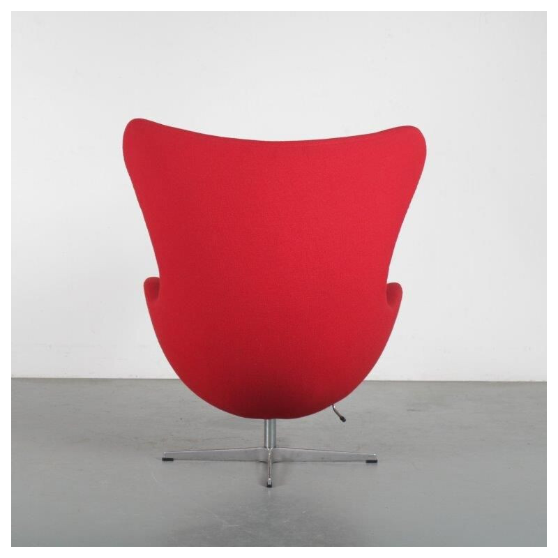 Vintage Egg Chair in red fabric Arne Jacobsen for Fritz Hansen 1980s