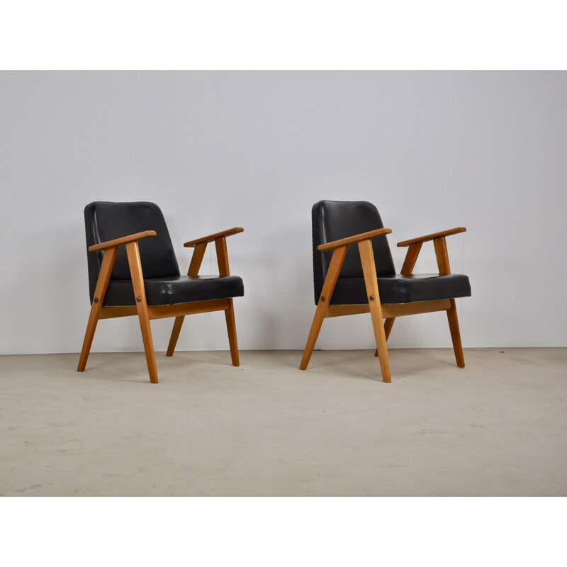 Paire de fauteuils vintage modèle 366 en cuir noir, Jozef Chierowski 1960