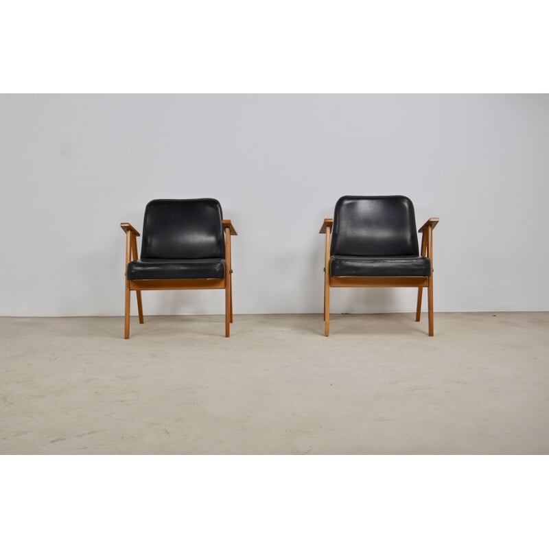 Paire de fauteuils vintage modèle 366 en cuir noir, Jozef Chierowski 1960