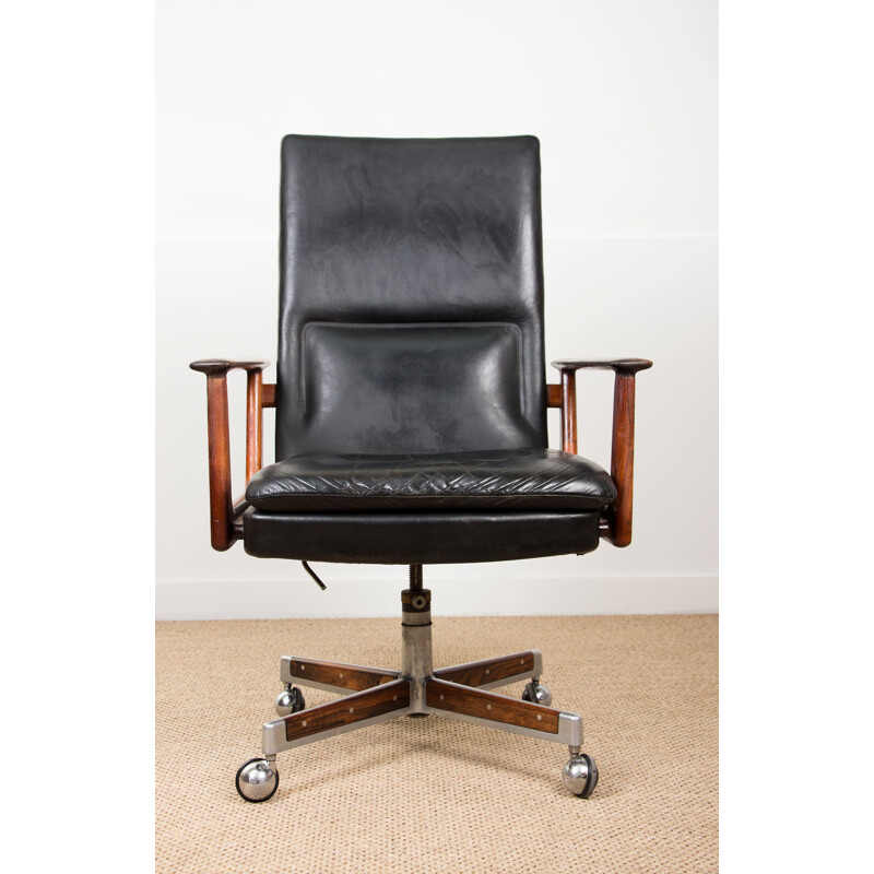 Large vintage office armchair in Rio Rosewood and Leather, model 419 by Arne Vodder