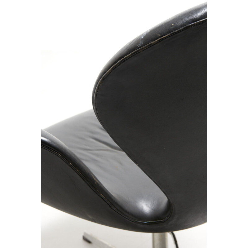 Vintage 'Swan' Lounge Chair in Black Leather by Arne Jacobsen for Fritz Hansen - 1958