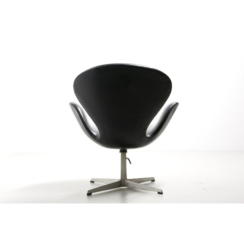 Fauteil lounge vintage "Swan" en cuir noir par Arne Jacobsen pour Fritz Hansen - 1958