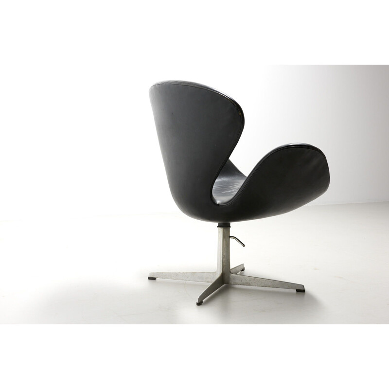 Vintage 'Swan' Lounge Chair in Black Leather by Arne Jacobsen for Fritz Hansen - 1958