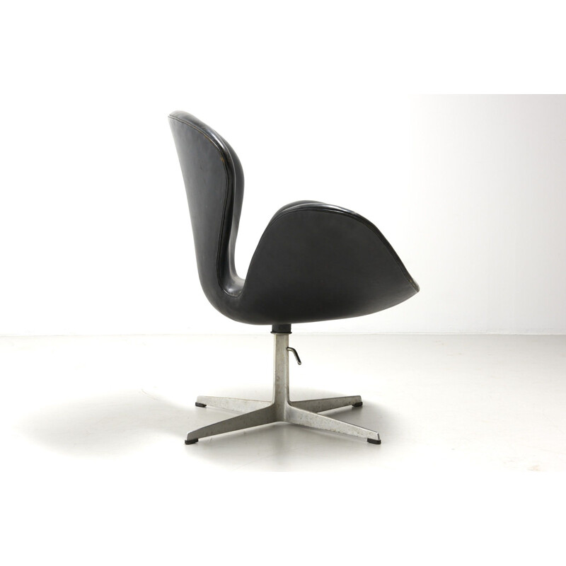 Vintage 'Swan' Lounge Chair in Black Leather by Arne Jacobsen for Fritz Hansen - 1958