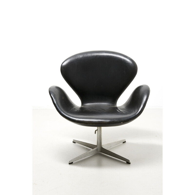 Fauteil lounge vintage "Swan" en cuir noir par Arne Jacobsen pour Fritz Hansen - 1958