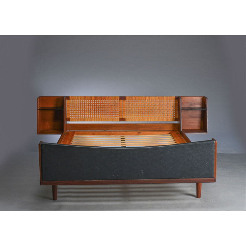 Vintage-Doppelbett aus Teakholz mit Rattankopfteil von Hans Wegner Danish