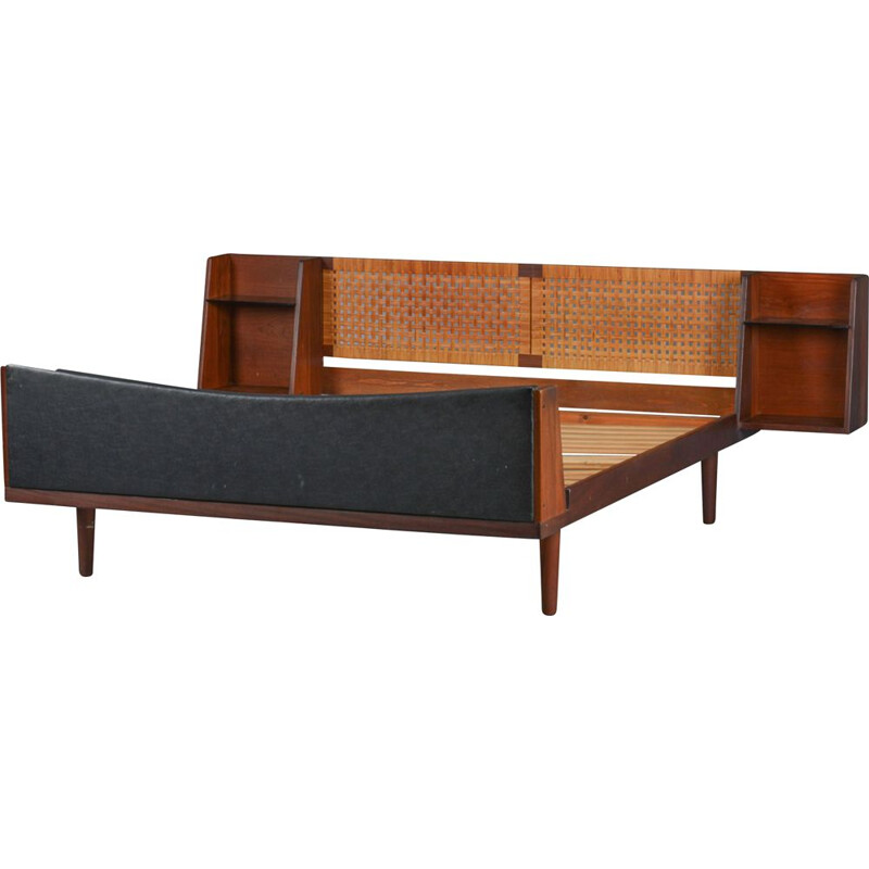 Vintage-Doppelbett aus Teakholz mit Rattankopfteil von Hans Wegner Danish