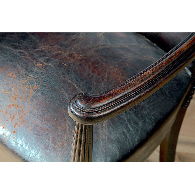 Paire de chaises de bibliothèque sculptés en cuir Louis XV d'époque 19ème