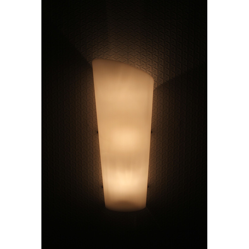 Lampada da parete vintage in plastica bianca e ottone, 1950