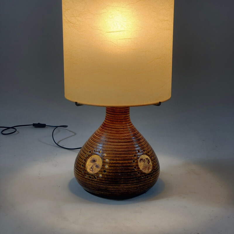 Lampe vintage Accolay céramique de couleur marron avec incrustation de résine à décor floral 1960