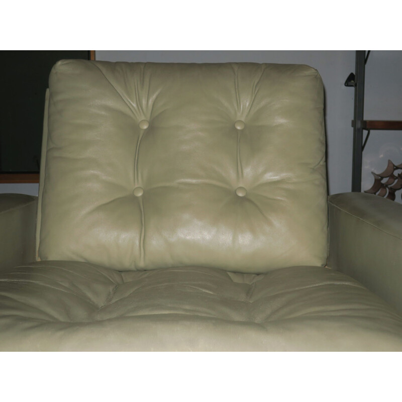 Paire de fauteuils lounge en cuir pistache 1950