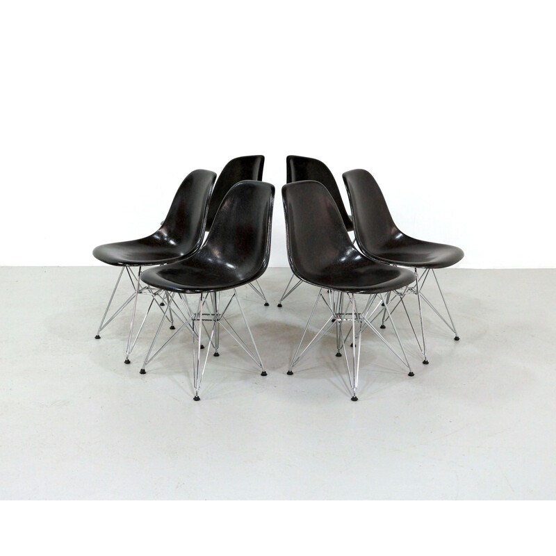 Set of 6 vintage Dining Chairs by Charles & Ray Eames for Vitra, Black Fiberglass 1980