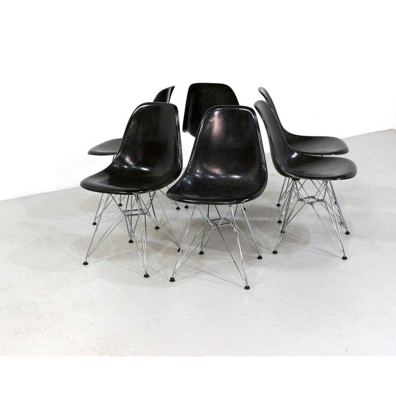 Set of 6 vintage Dining Chairs by Charles & Ray Eames for Vitra, Black Fiberglass 1980