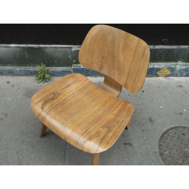 Chaise LCW Vintage en chêne de Charles et Ray Eames Herman Miller 1950