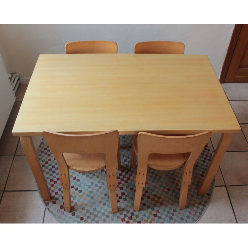 Set of 4 vintage chairs model 66 and 1 dining table Alvar Aalto