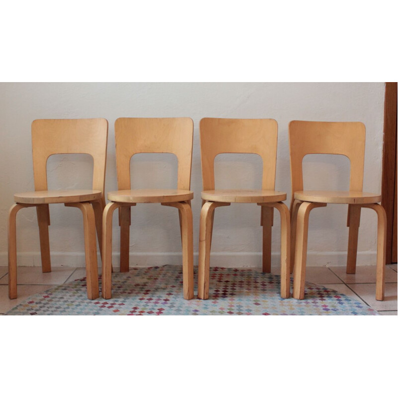 Ensemble de 4 chaises vintage modèle 66 et 1 table à repas Alvar Aalto