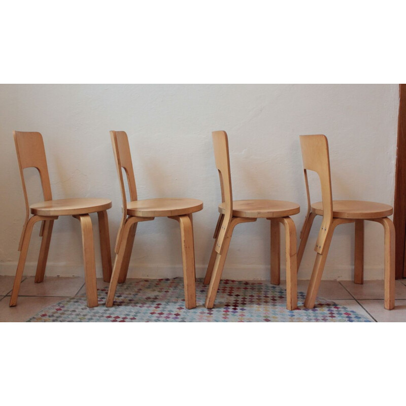 Ensemble de 4 chaises vintage modèle 66 et 1 table à repas Alvar Aalto