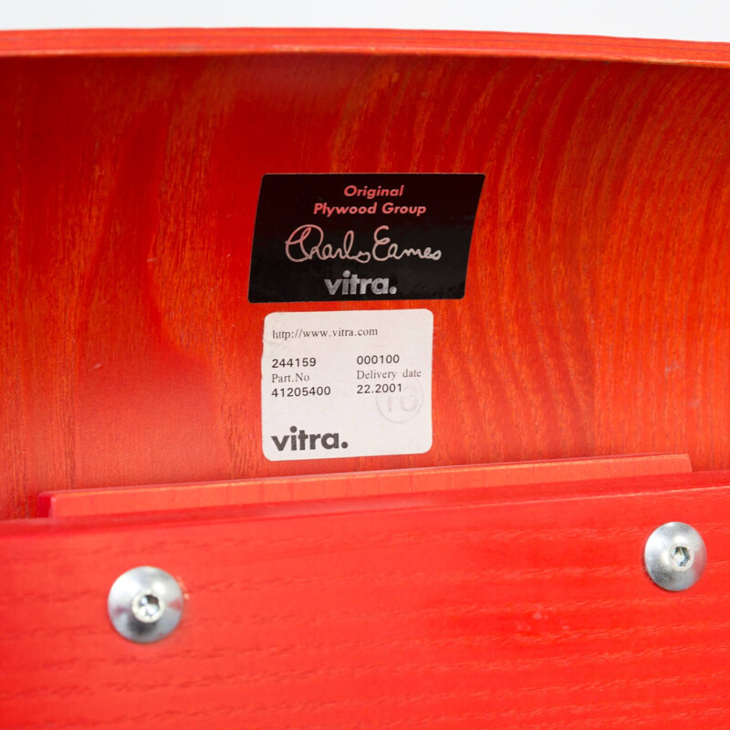 Paire de fauteuils vintage  pour Vitra Charles et Ray Eames "lcw" contreplaqué