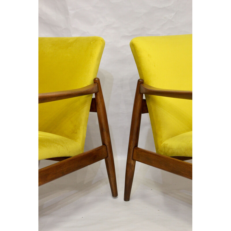 Paire de fauteuils vintage GFM-142 Edmund Homa tissu jaune aspect velouté 1960 