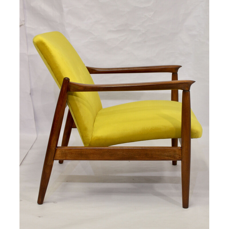 Fauteuil vintage GFM-142 Edmund Homa tissu jaune aspect velouté 1960