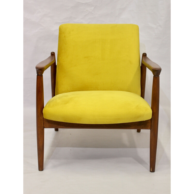 Fauteuil vintage GFM-142 Edmund Homa tissu jaune aspect velouté 1960