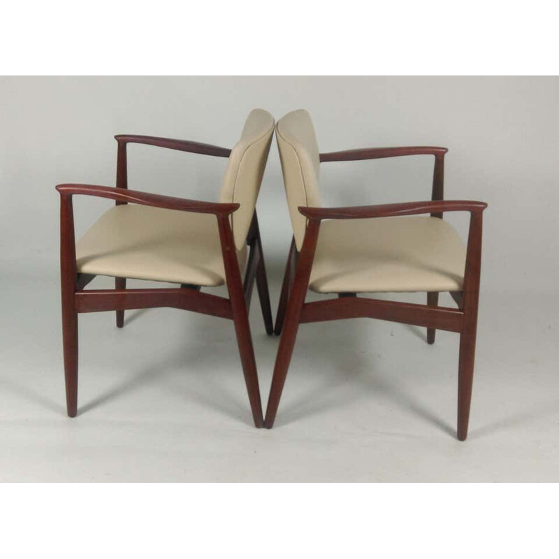 Paar vintage kapiteinsstoelen model 67 in teakhout, gestoffeerd door Erik Buch voor Ørum Møbelfabrik, 1960